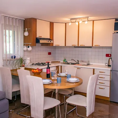 Karmen Apartment